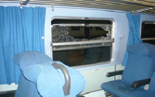 sasso contro treno