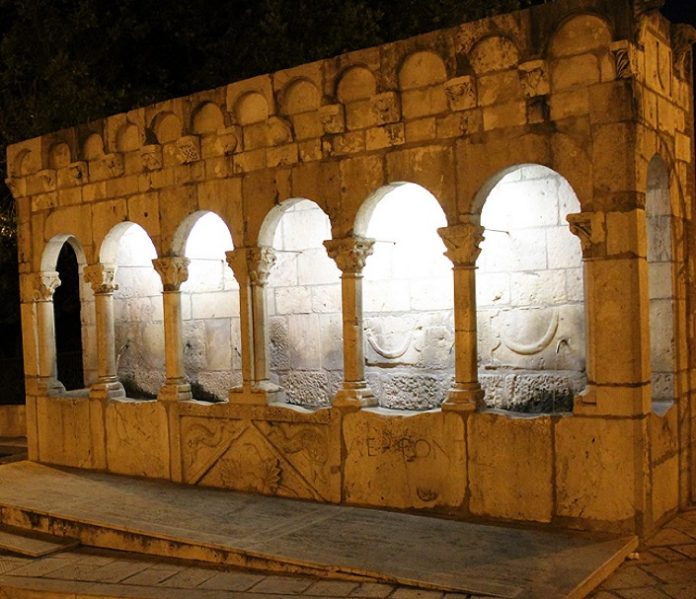 Fontana Fraterna illuminata big