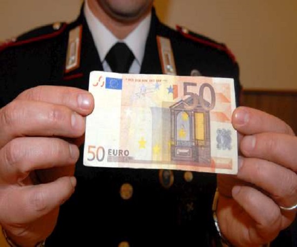 Soldi falsi, conferenza stampa carabinieri di Como. Banconote false