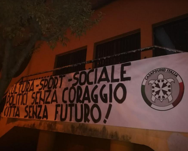 striscione casapound