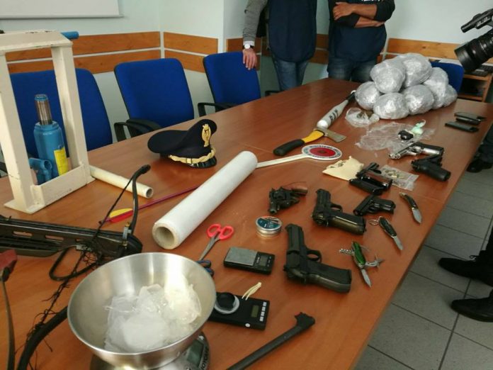 polizia - sequestro armi e droga Is