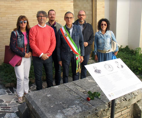 Scoprimento pannello commemorativo in ricordo della famiglia Jadopi