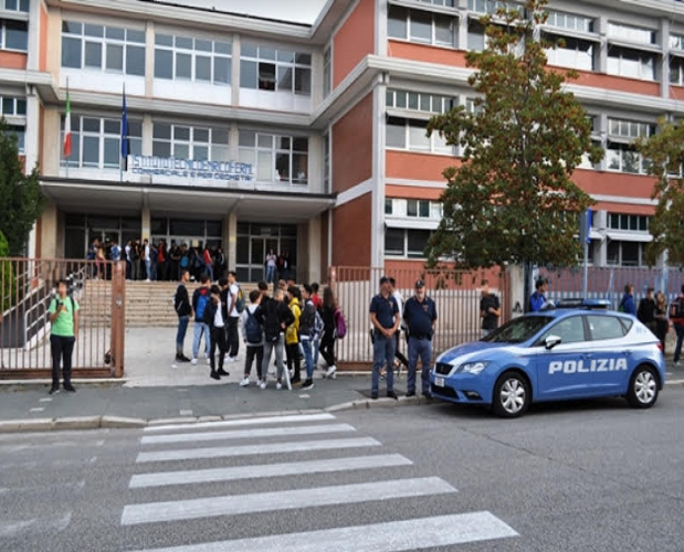 polizia-davanti scuola