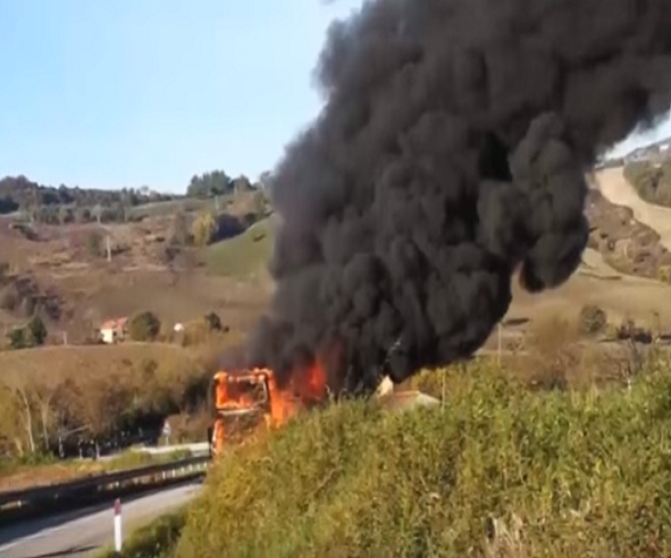 bus in fiamme