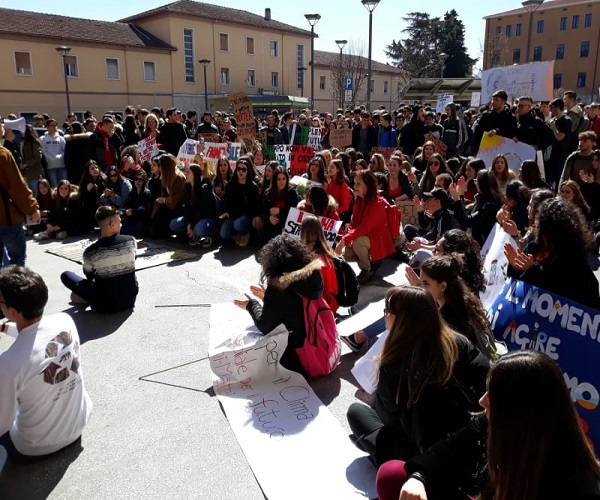 manifestazione Is 0