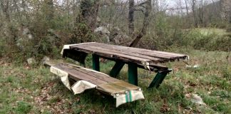 tavoli e panche distrutte