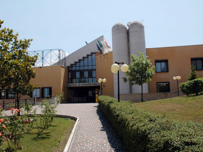 Lo spazio antistante l'aula circolare di Giurisprudenza