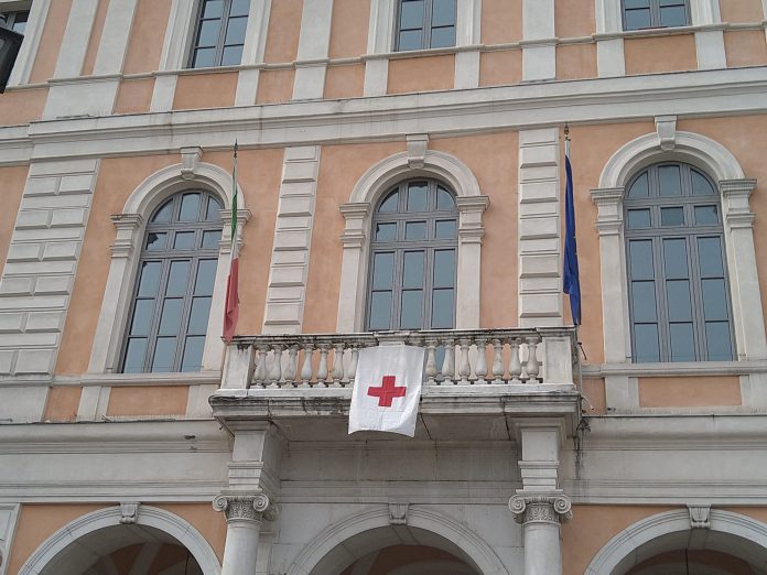 bandiera croce rossa