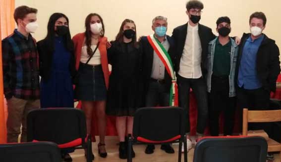 Felice-Ciccone,-sindaco-di-Macchiagodena,-con-i-giovani-che-ricevono-la-Costituzione