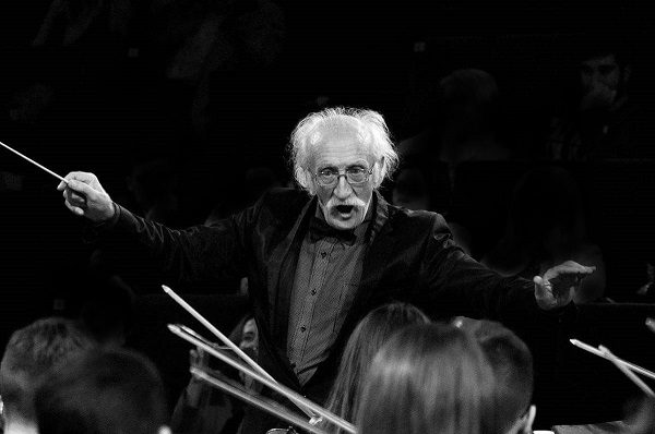 Foto del Maestro Nicola Hansalik Samale