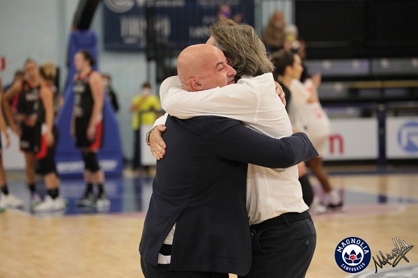 L'abbraccio tra l'assistant coach Di Meglio ed il tecnico Sabatelli entrambi in versione elegante