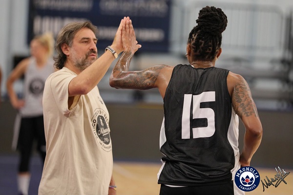 L'high five tra coach Sabatelli e Parks