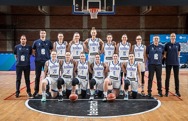 Zala Srot (17) posa con le compagne di nazionale per la foto di squadra prima del match di Lubiana con la Turchia