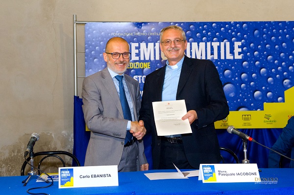 Foto Carlo Ebanista e mons. Pasquale Iacobon,
