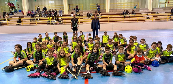 foto di gruppo per i giovani allievi di Pattinaggio del Cus Molise
