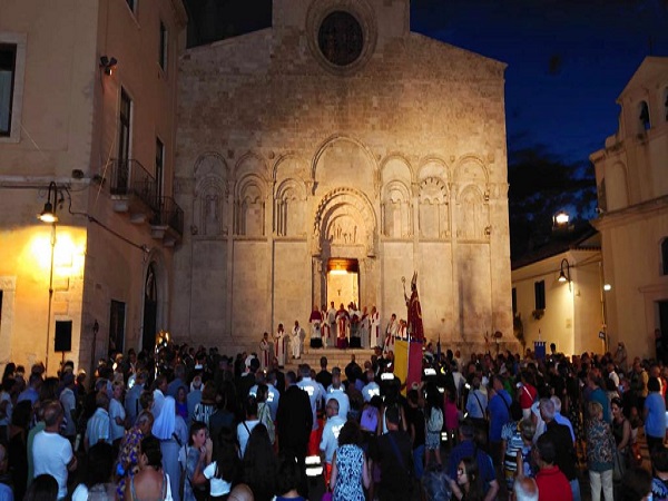 intervento vescovo De Luca e benedizione termine processione San Basso Termoli 2022