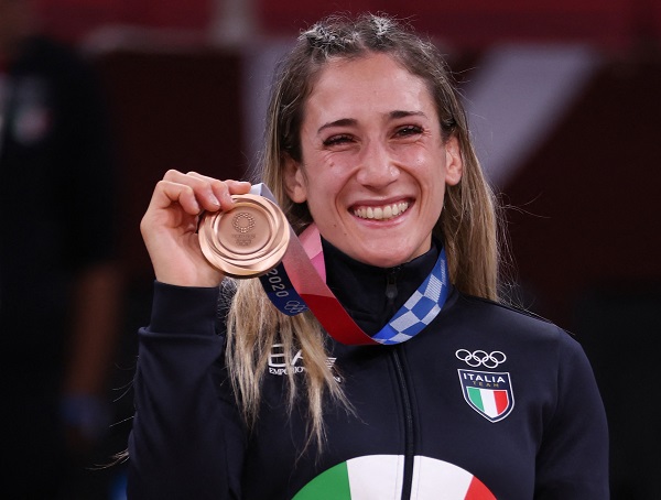 bronze-medallist-italys-maria-centracchio-celebrates-during-news-photo-1627465844