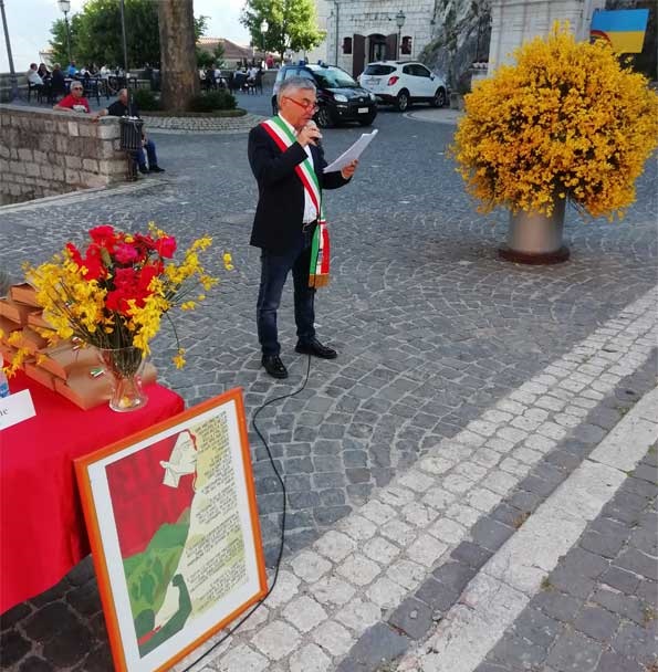 il-sindaco-felice-ciccone-mentre consegna-la-costituzione-ai-giovani