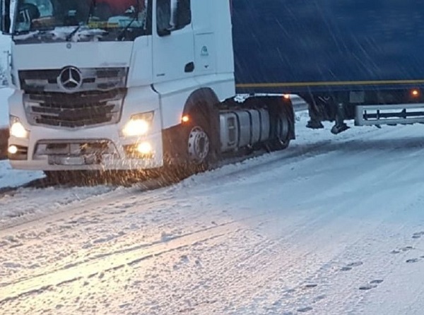 foto-generica-tir-impantanato-neve-1140x570