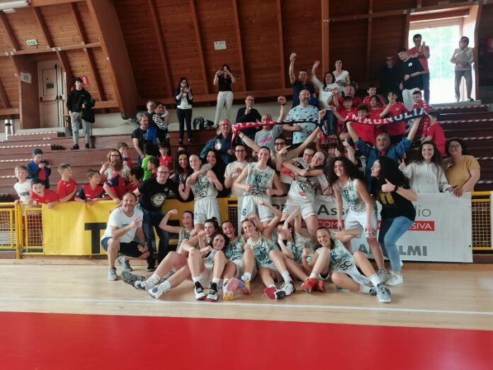 La Magnolia under 15 femminile in festa con i tifosi