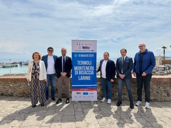 La foto nel Borgo Antico dei protagonisti della conferenza stampa