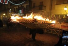 TORNA IL MESE DEL FUOCO DI AGNONE: SVELATE LE DATE 2025 DELLA ‘NDOCCIATA E DELLA FESTA DEI FUOCHI RITUALI
