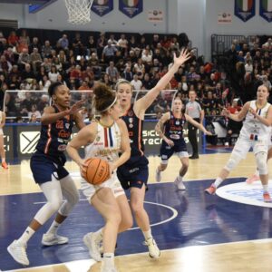 Miccoli sotto canestro (foto Mauro Grassi)