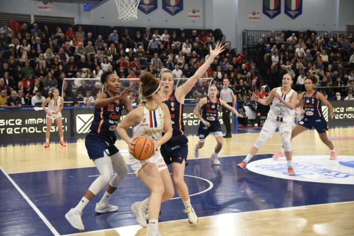 Miccoli sotto canestro (foto Mauro Grassi)