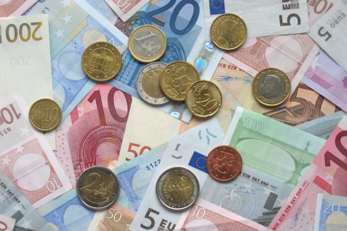 Euro_coins_and_banknotes_(cropped)