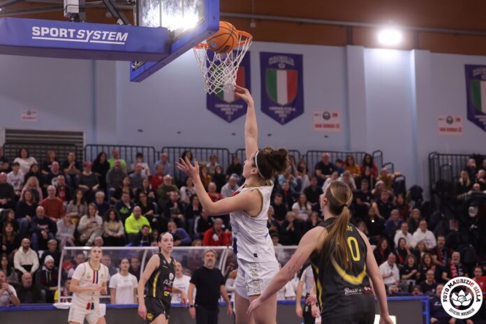 Maria Miccoli a canestro