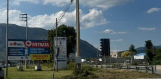 Quando l’informazione funziona, i risultati arrivano: sterpaglie rimosse all’ingresso del Centro Commerciale La Madonnella