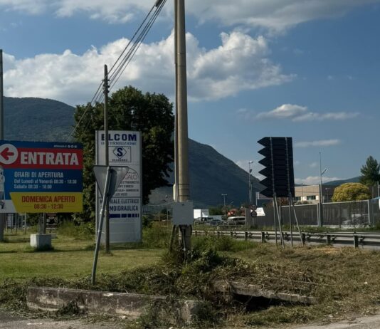 Quando l’informazione funziona, i risultati arrivano: sterpaglie rimosse all’ingresso del Centro Commerciale La Madonnella