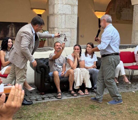 Una campana per la “famiglia nel bosco”: il dono della comunità di Agnone