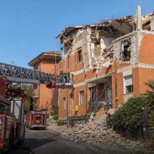 Esplosione a Cassino, crolla il tetto di una palazzina: due persone gravemente ustionate
